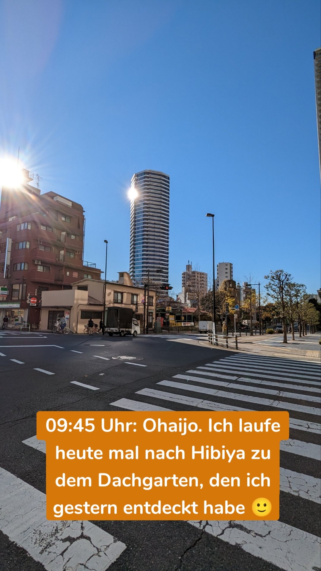 09:45 Uhr: Ohaijo. Ich laufe heute mal nach Hibiya zu dem Dachgarten, den ich gestern entdeckt habe 🙂