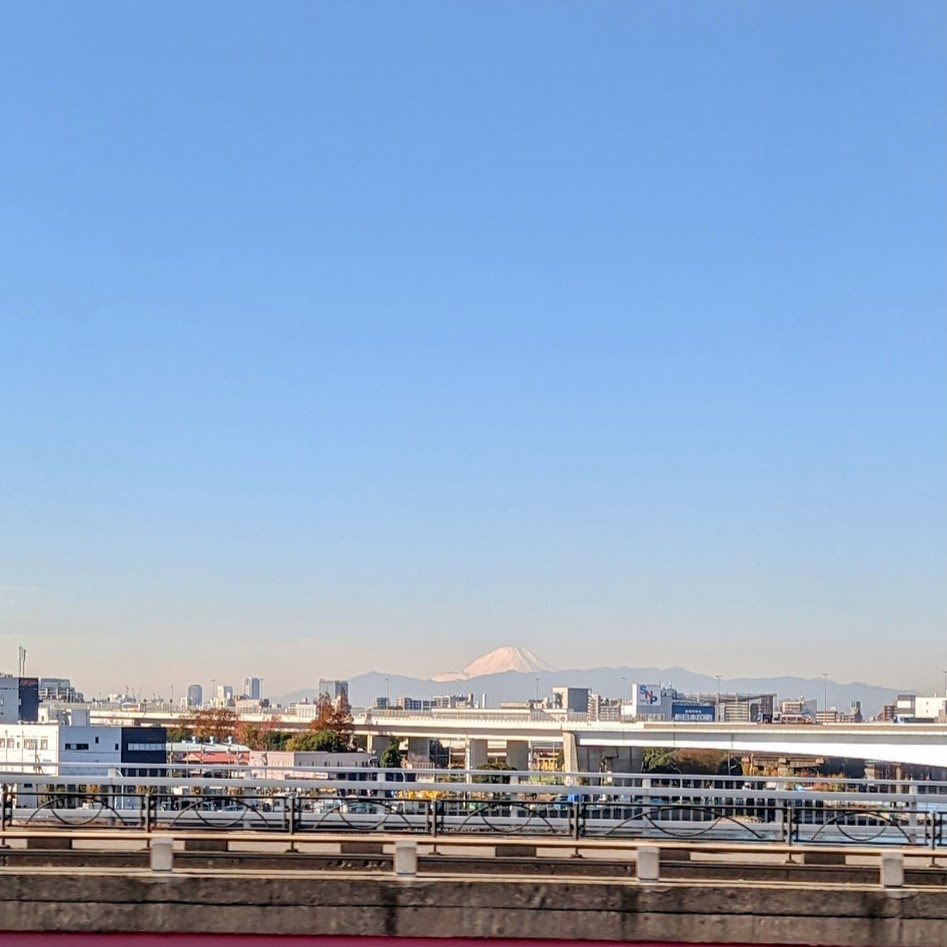 Blick aus dem Flughafenbus auf den Mount Fuji