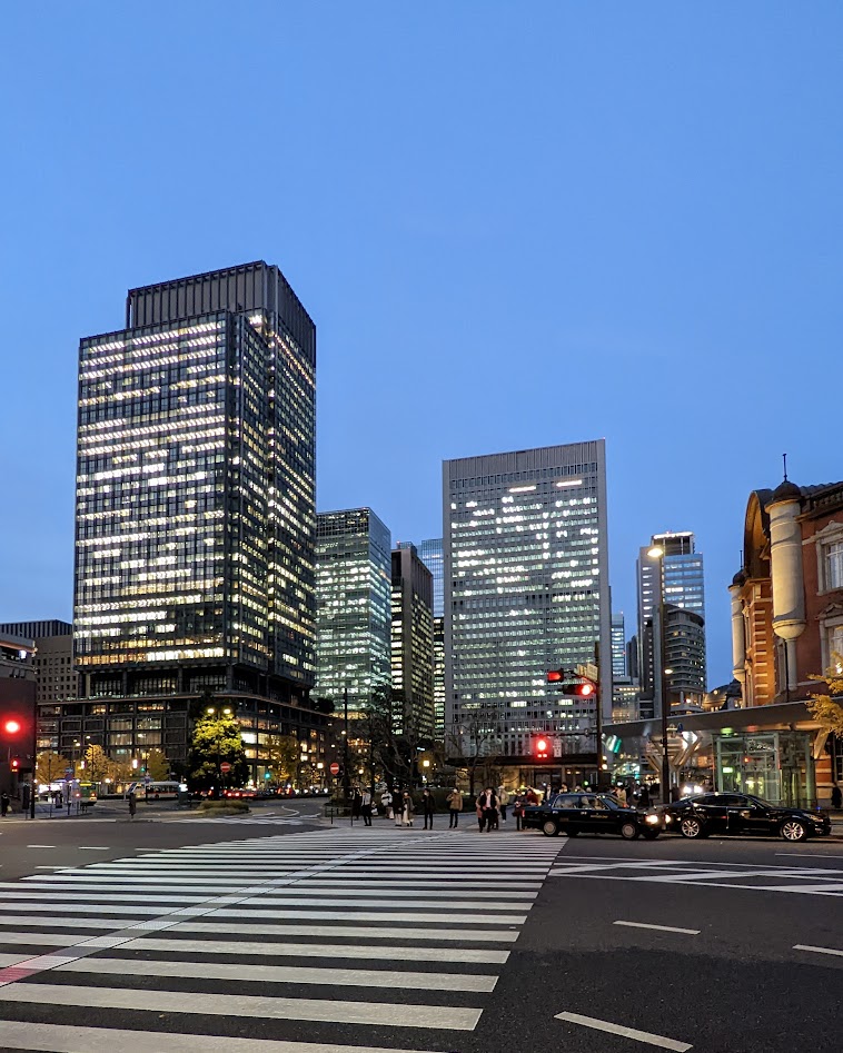 Wolkenkratzer in Marunouchi am Bahnhof Tokio