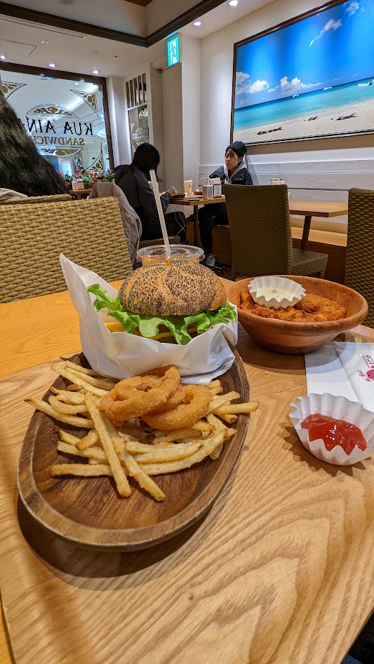 Burger bei Kua'Aina in Tokio