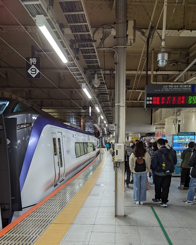 Zug am Bahnhof Shinjuku Richtung Mount Fuji