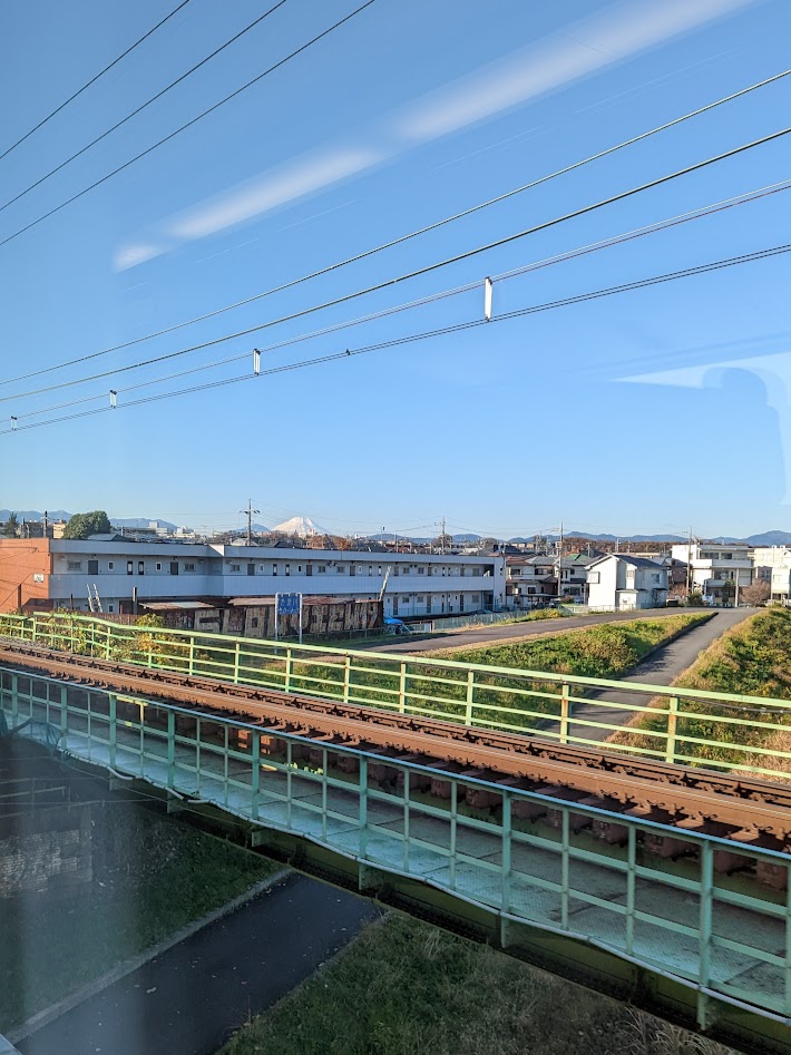 Mount Fuji aus dem Zugfenster auf dem Weg nach Fujiyoshida