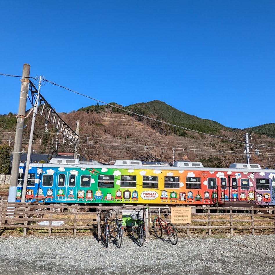 Zug mit Motiven von Thomas, die kleine Lokomotive, an der Shimoyoshida Station