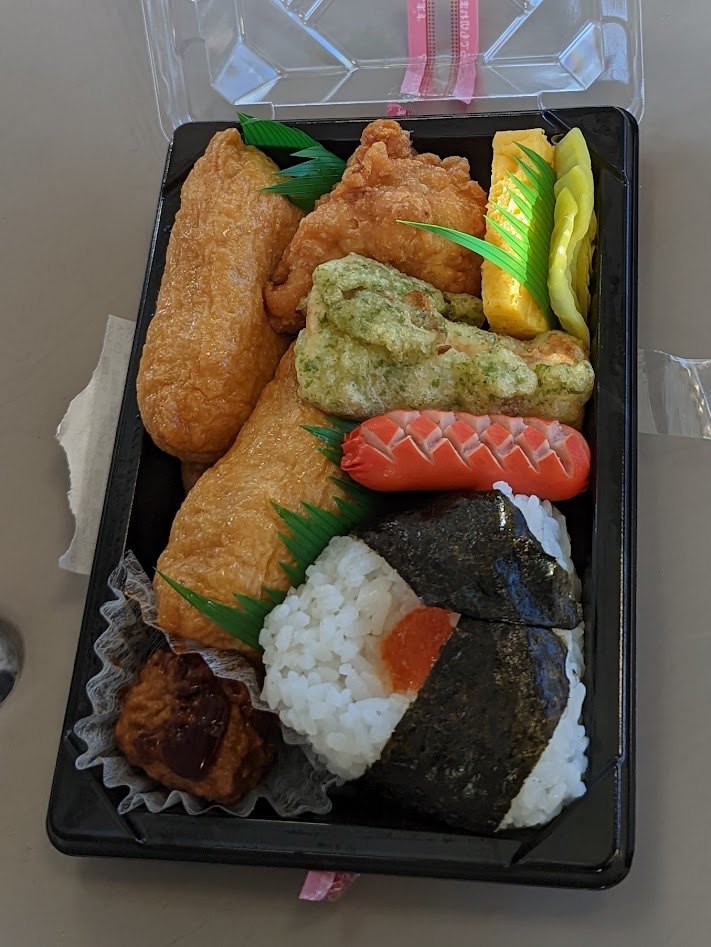 Sushi-Bentobox für 390 Yen im Zug