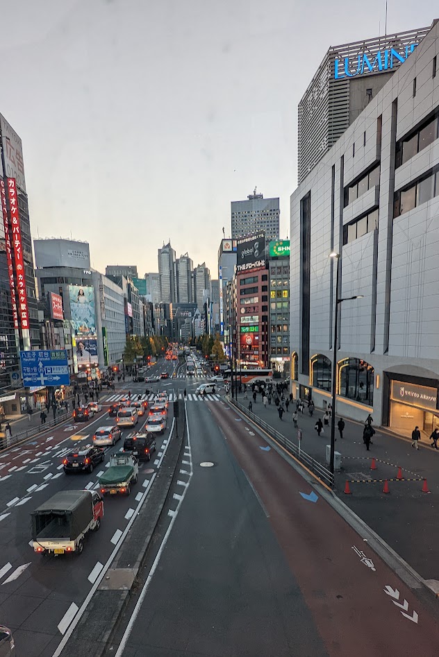 Straße in Shinjuku mit Blick auf das Park Hyatt Tokyo