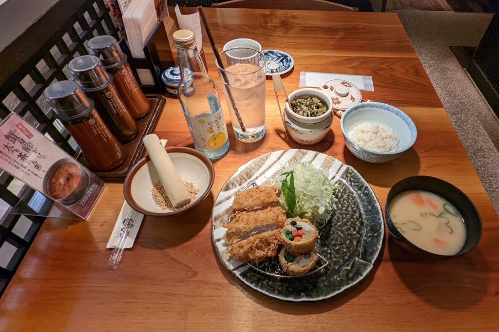 Tonkatsu mit Beilagen in einem Restaurant in Shinjuku