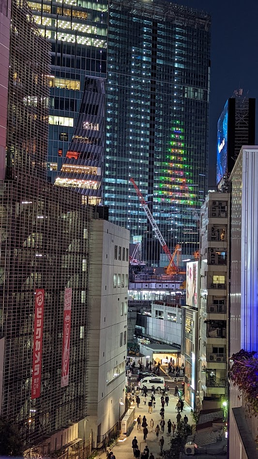 Weihnachtsbaum-Projektion an der Fassade des Shibuya Sky