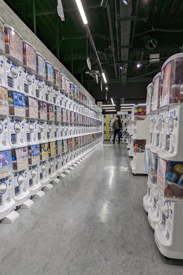 Große Gachapon-Halle in Ikebukuro