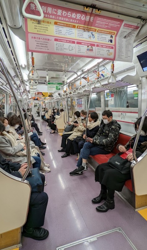 Ruhige U-Bahn in Tokio auf dem Weg nach Shiodome