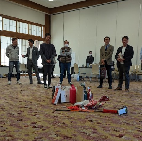 Japanische Weihnachtsfeier mit Wichtelgeschenken in der Raummitte