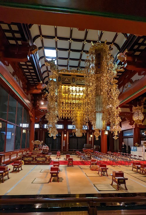 Buddhistische Zeremonie mit großen Trommeln im Ikegami Honmon-ji