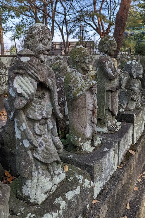 Rakan-Figuren mit individuellen Gesichtern im Kita-in, Kawagoe
