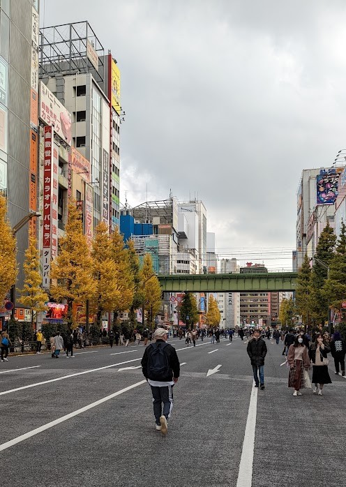 Hauptstraße in Akihabara im Dezember 2022