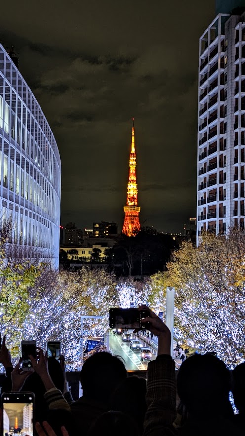 Weihnachtlich illuminierte Straße an den Roppongi Hills