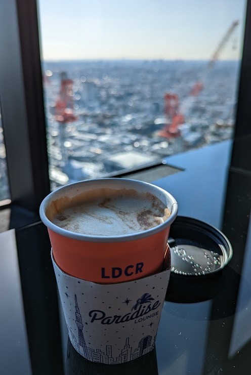 Kaffeepause auf dem Shibuya Sky