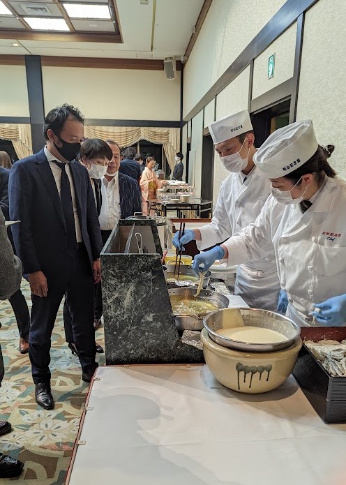 Buffet mit frisch zubereitetem Tempura und Sushi im Meiji Kinenkan