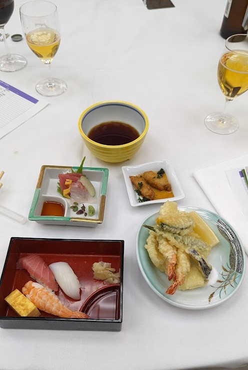 Teller mit Sashimi, Sushi und Tempura