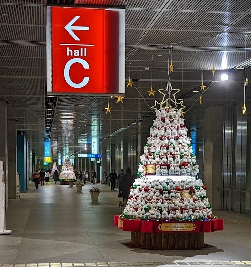 Weihnachtsbaum mit Hasen-Schmuck in Marunouchi