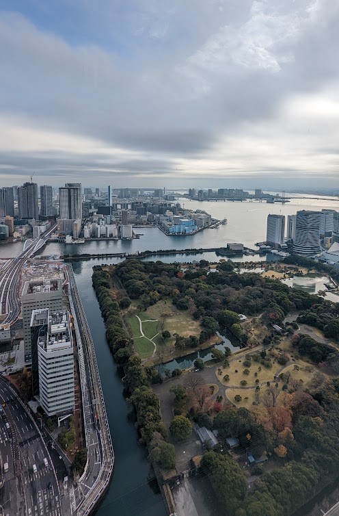 Blick vom Caretta Shiodome auf den Hamarikyū-Garten