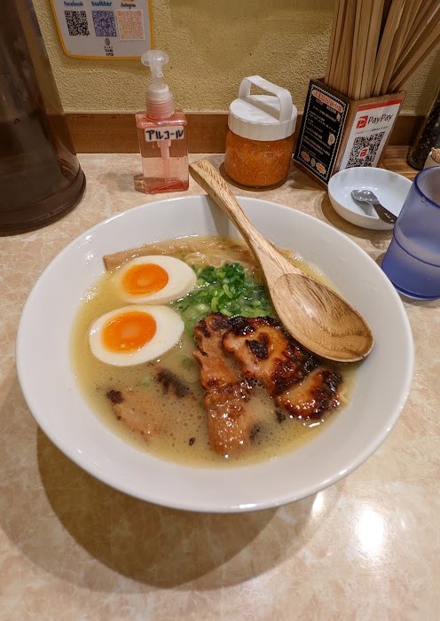 Cremige Ramen in einem Restaurant in Tokio