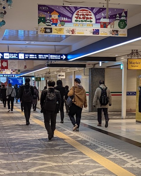 Wegweiser in einem verwinkelten Bahnhof in Tokio