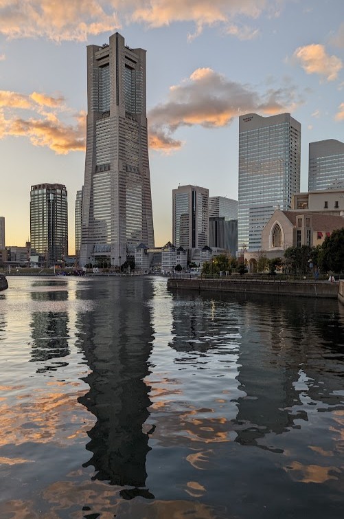 Hafenpromenade mit Landmark Tower in Yokohama