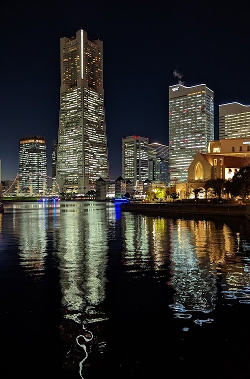Beleuchtete Hafenskyline von Yokohama mit Spiegelung im Wasser