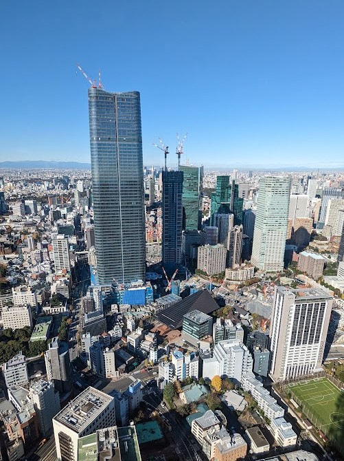 Ausblick vom Tokyo Tower mit neuem Wolkenkratzer im Bau