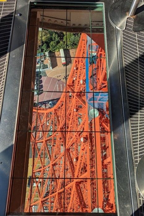 Glasboden im Main Deck des Tokyo Tower