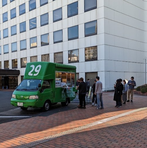 Foodtruck vor einem Bürokomplex in Tokio