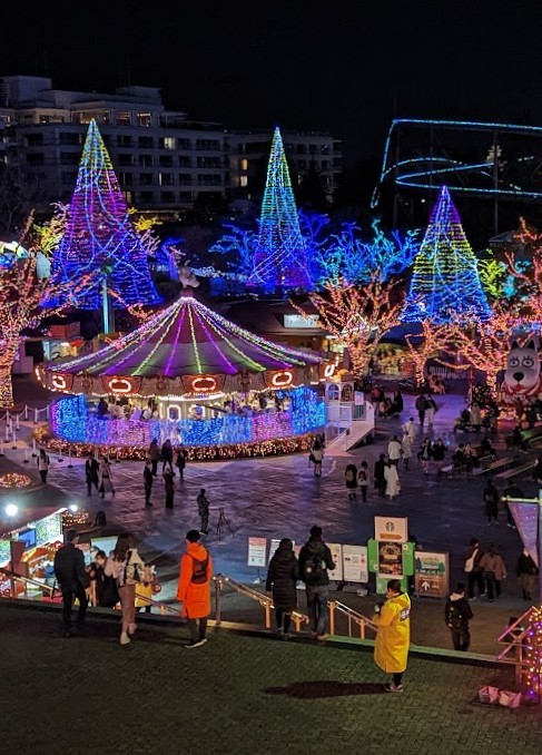 Bunte Lichtinstallationen im Yomiuriland
