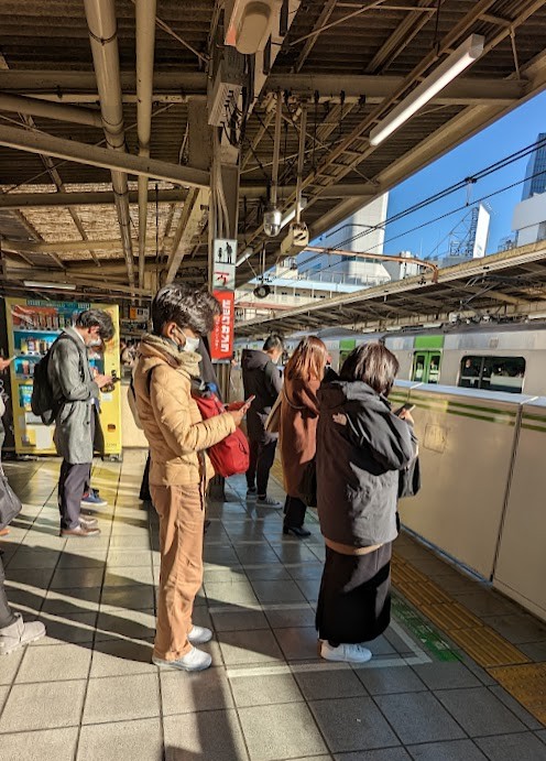 Markierte Wartebereiche am Bahnsteig in Tokio