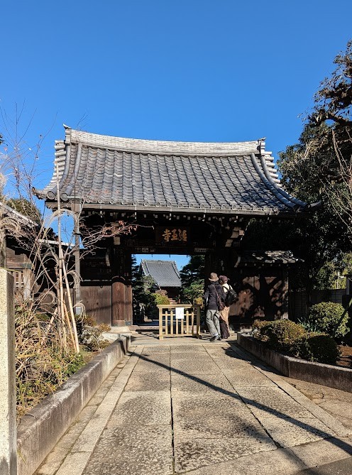 Eingangstor des Kyōōji in Yanaka mit Einschusslöchern