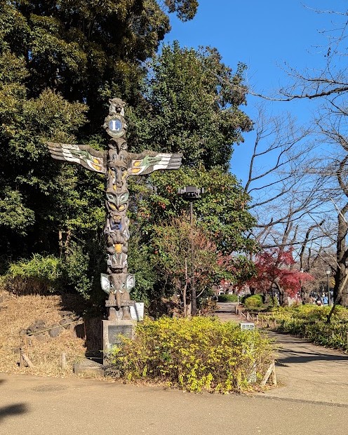 Totempfahl von Lions International in Ueno