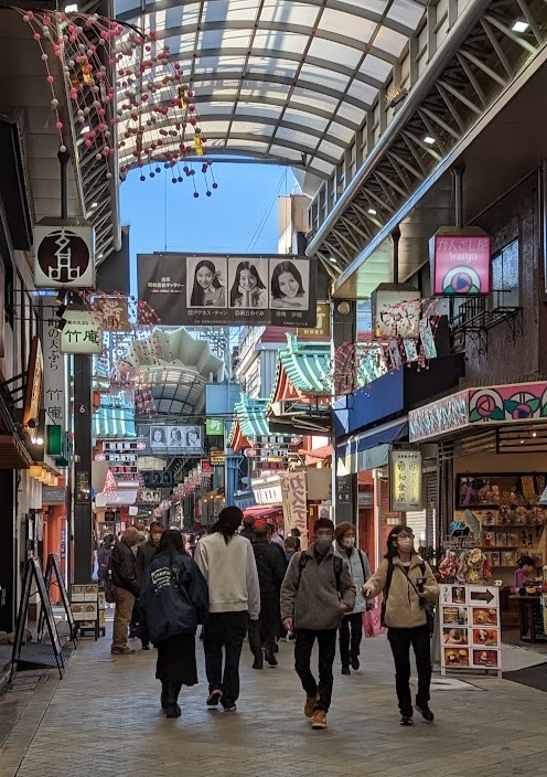 Tempelanlage in Asakusa bei Sonnenschein