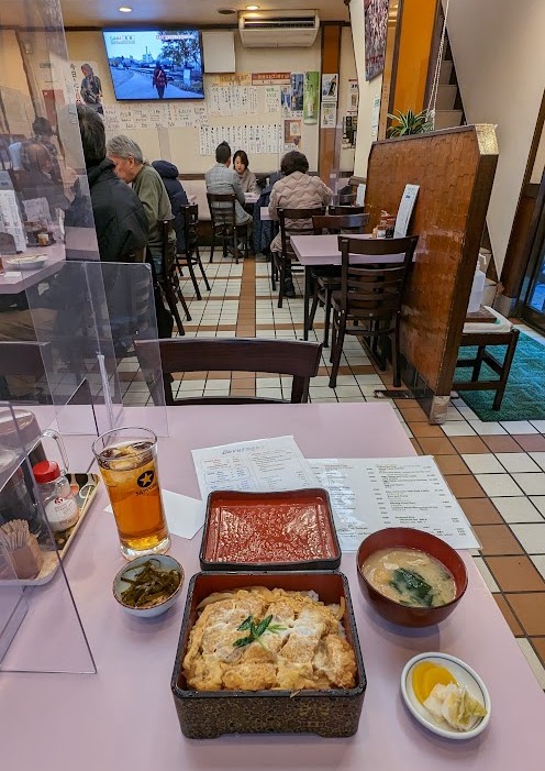 Katsu-Chicken mit Ei in einem Lokal in Asakusa