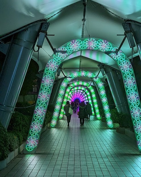 Lichttunnel mit Farbwechsel am Tokyo Dome