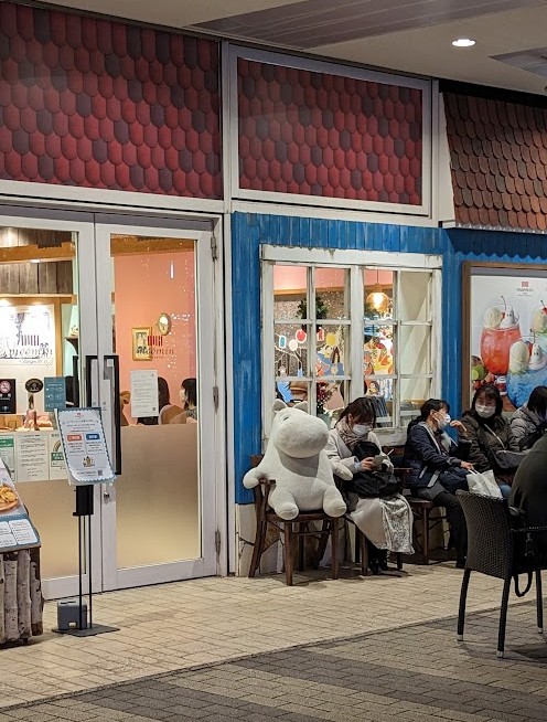 Moomin-Café mit Wartestühlen vor dem Eingang