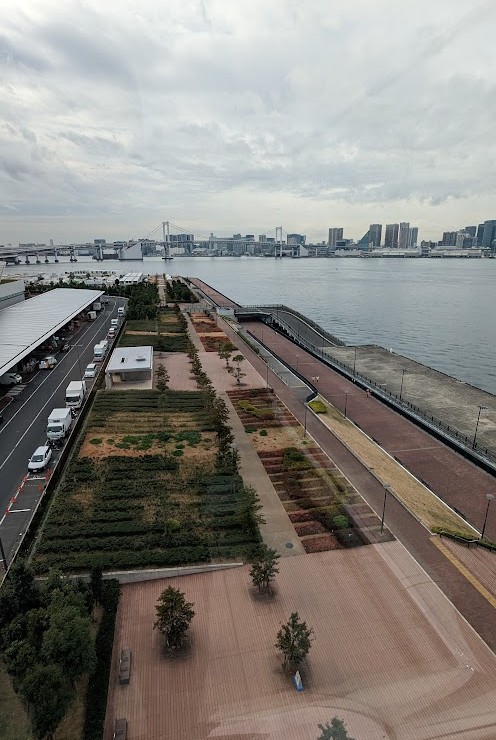 Blick vom Dachgarten des Fischmarkts Toyosu auf die Rainbow Bridge