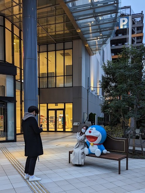 Doraemon-Figur auf einer Bank in Odaiba