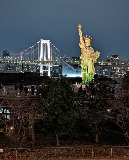 Freiheitsstatue in Odaiba mit Rainbow Bridge und Tokyo Tower