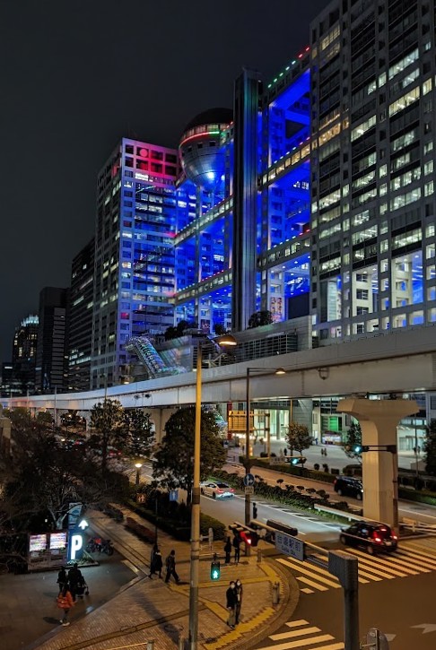 Farbwechselnde Beleuchtung am Fuji-Television-Gebäude in Odaiba