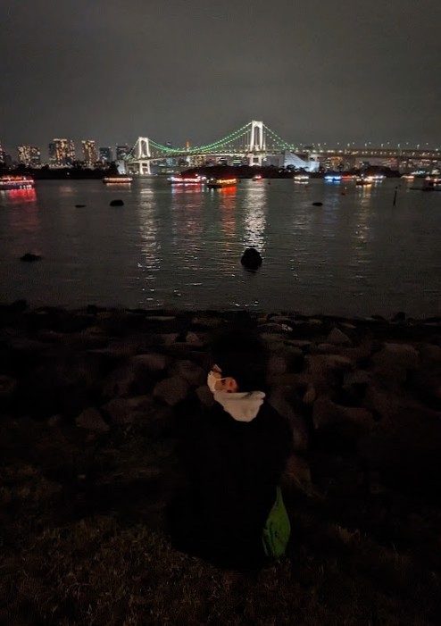 Rainbow Bridge bei Nacht vor dem Feuerwerk