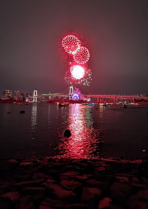 Feuerwerk an der Rainbow Bridge in Odaiba