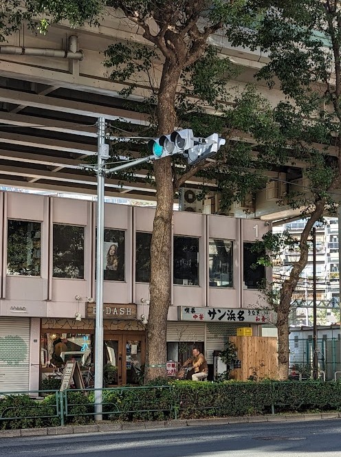 Zweistöckige Gebäude unter einer Hochstraße in Tokio
