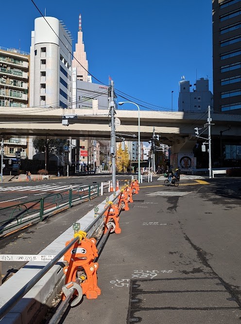 Verspielte Absperrung in Tokio