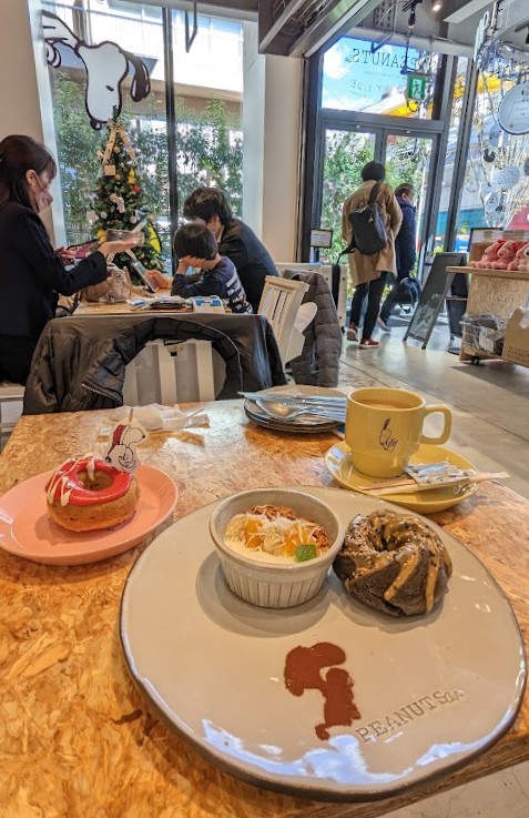 Süßes Essen im Peanuts Café in Harajuku
