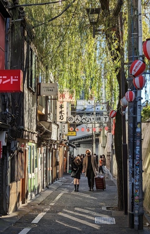 Schmale Gasse aus der Nachkriegszeit am Miyashita Park