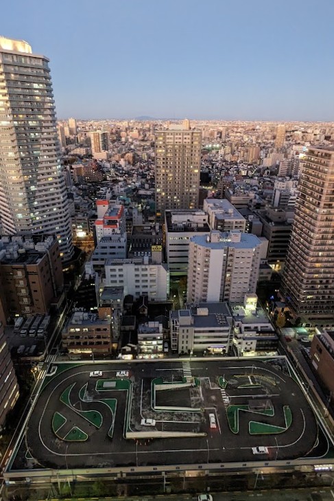 Fahrschulparcours auf einem Dach unterhalb des Hotels in Ikebukuro