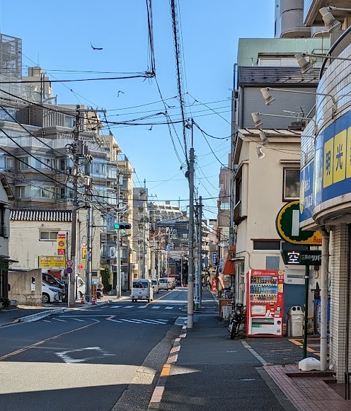 Getränkeautomaten an einer Straßenecke in Tokio